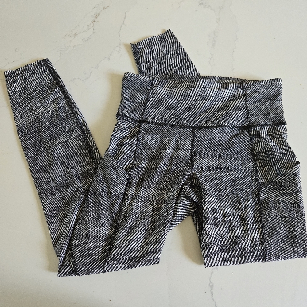 Lululemon SeaWheeze Fast and Free High-Rise Tight 25" Leggings 7/8 White Black 4 - Picture 2 of 10